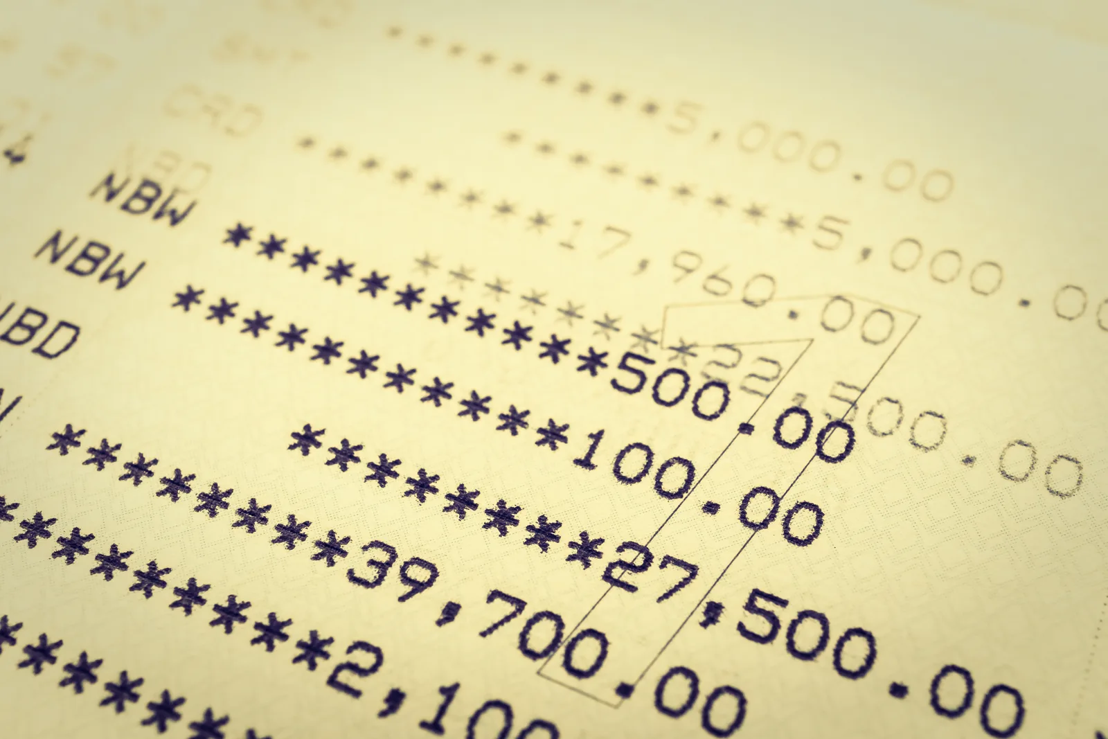 Extrato bancário impresso com valores numéricos detalhados, ilustrando o controle e a tributação de recursos financeiros.