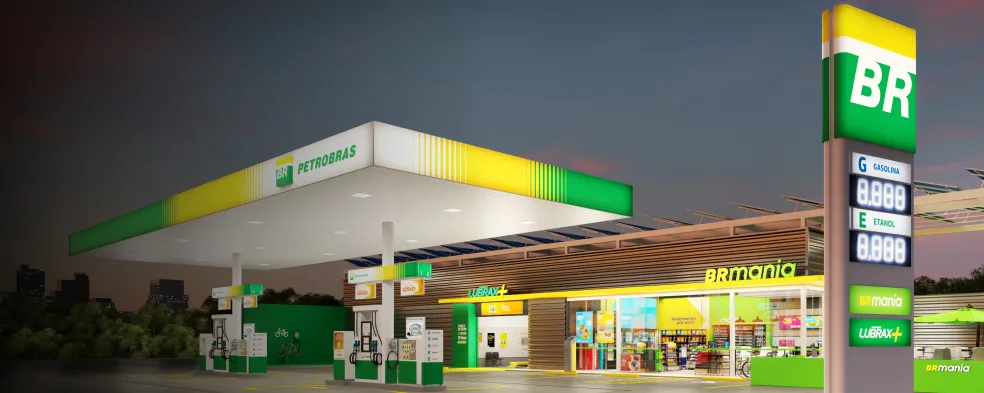 Posto de combustíveis da Petrobras iluminado ao entardecer, ilustrando o cenário de discussões sobre preços e ajustes fiscais.