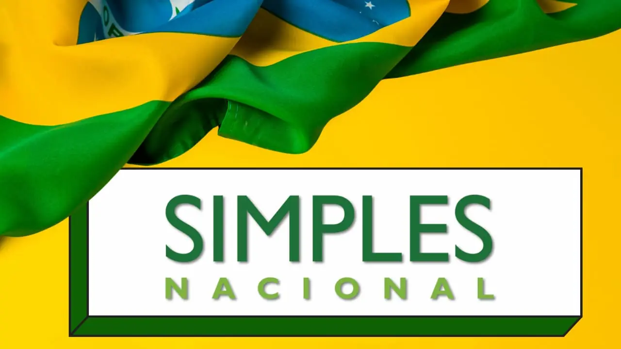 Bandeira do Brasil sobre fundo amarelo com o logotipo do Simples Nacional, ilustrando a Reforma Tributária e a escolha do Simples Híbrido em 2026.