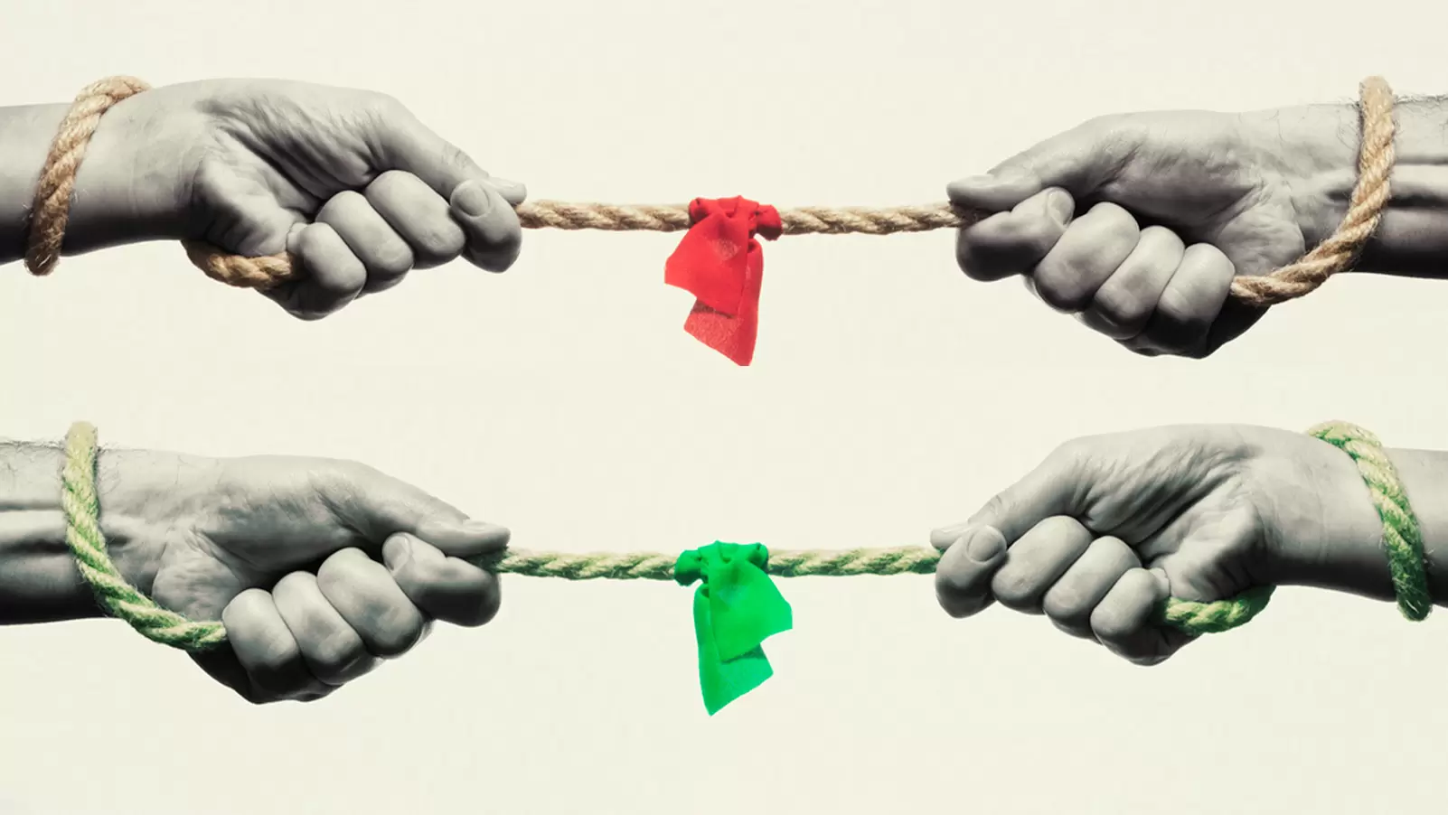 Imagem em preto e branco ilustrando o PNCT, mostrando duas duplas de mãos puxando cordas em sentidos opostos, uma amarrada com fita vermelha e a outra com fita verde.