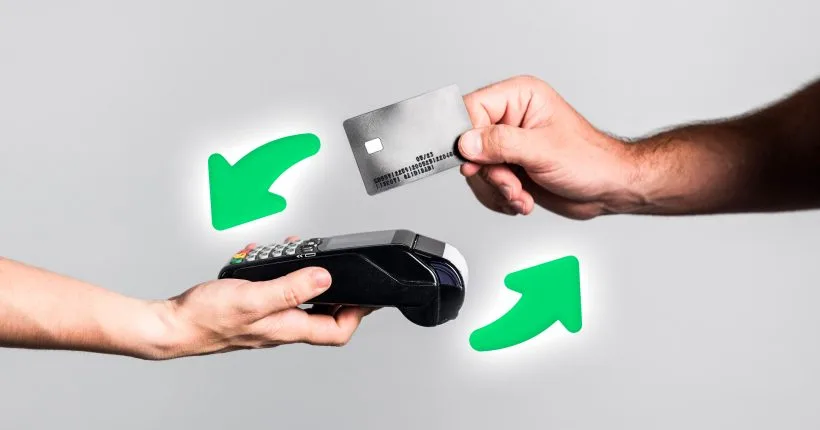 Pessoa pagando com cartão em maquininha, ilustrando economia com a proibição do IPTU mais caro por tamanho do imóvel pelo STF.