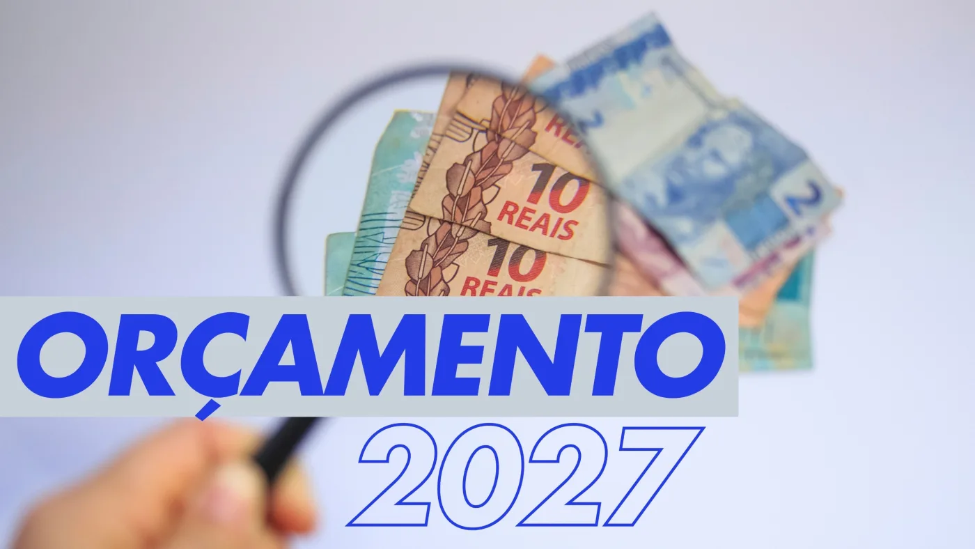 Lupa examinando notas de dinheiro brasileiras com o texto Orçamento 2027 em destaque, ilustrando os impactos no seu negócio.