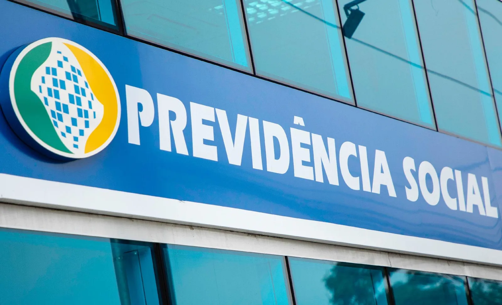 Fachada com placa azul da Previdência Social, ilustrando o contexto do período de graça do INSS.