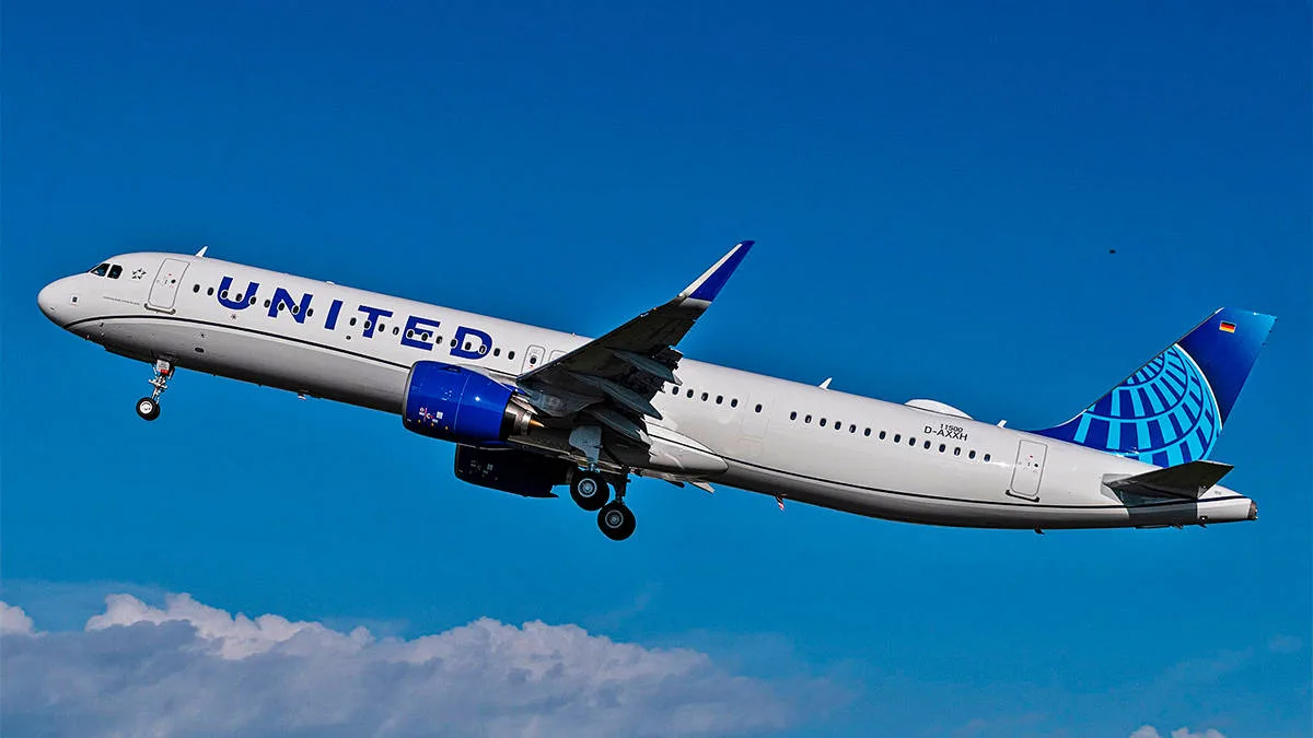 Avião da United Airlines decolando, ilustrando o impacto da Reforma Tributária que pode encarecer passagens aéreas.