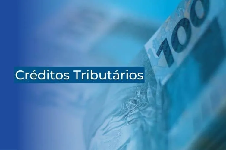 Imagem em tons de azul com notas de cem reais ao fundo e o texto Créditos Tributários em destaque, ilustrando a decisão entre o Simples Nacional híbrido ou puro.
