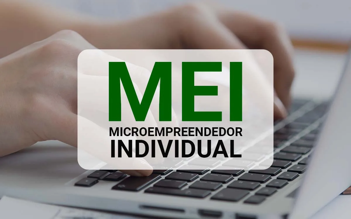 Pessoa digitando em um notebook com a sobreposição do texto MEI Microempreendedor Individual, ilustrando a escolha entre Simples Nacional híbrido ou puro.