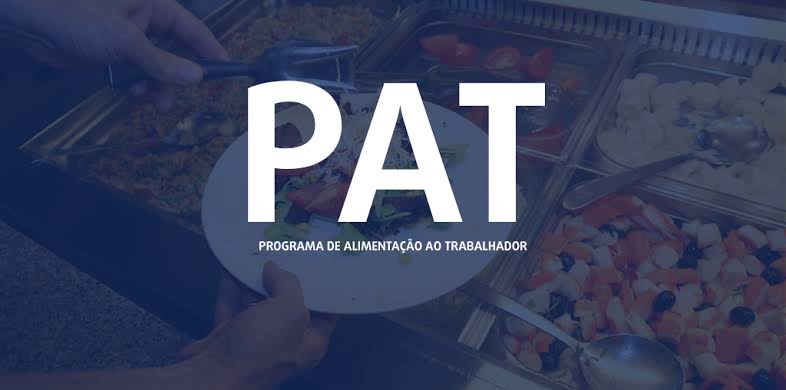 Pessoa servindo comida em um refeitório, ilustrando o Programa de Alimentação do Trabalhador (PAT) em discussão sobre a dedução na CSLL.