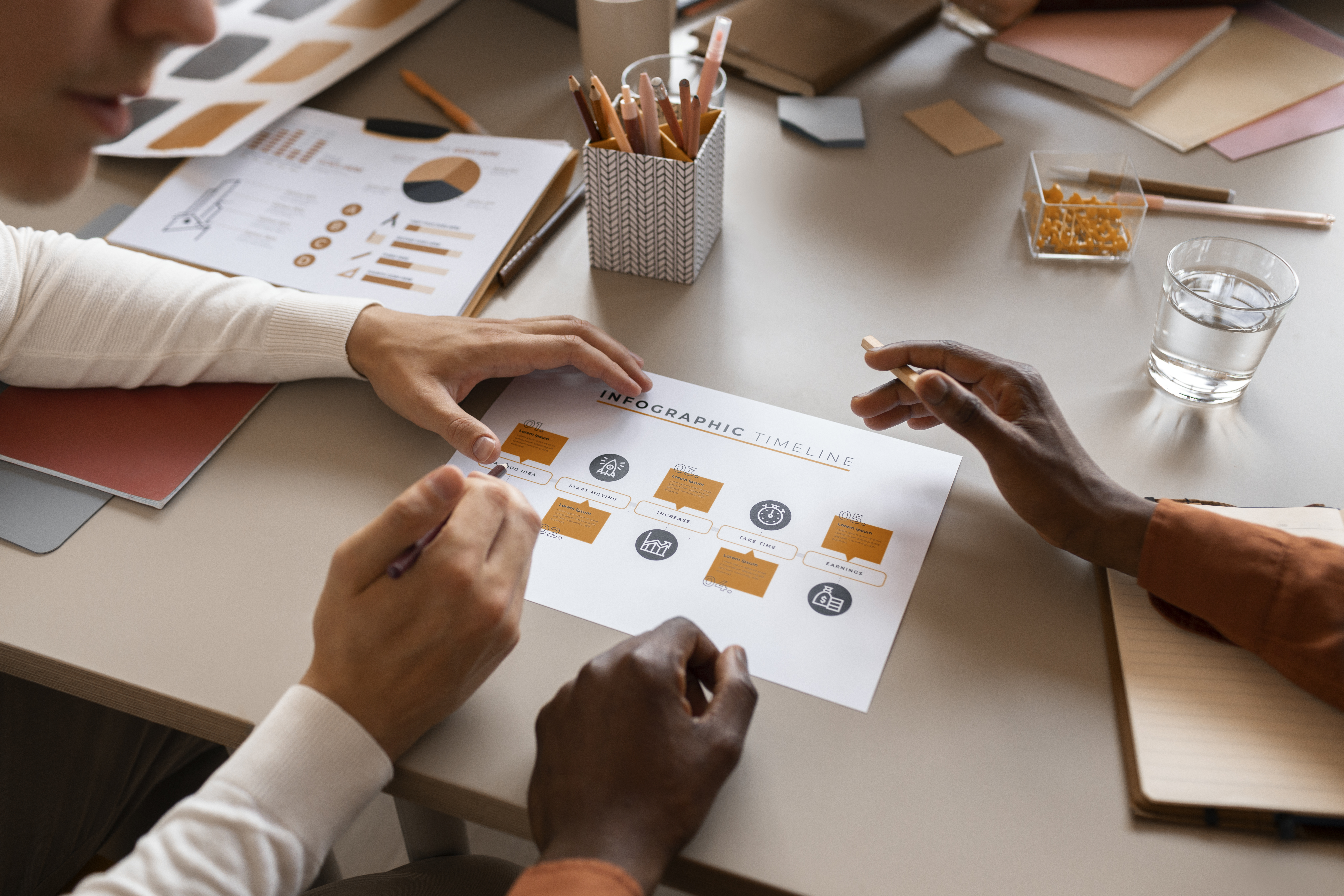 Profissionais analisam relatórios e gráficos financeiros em uma mesa de trabalho para adequação às novas regras de auditoria.